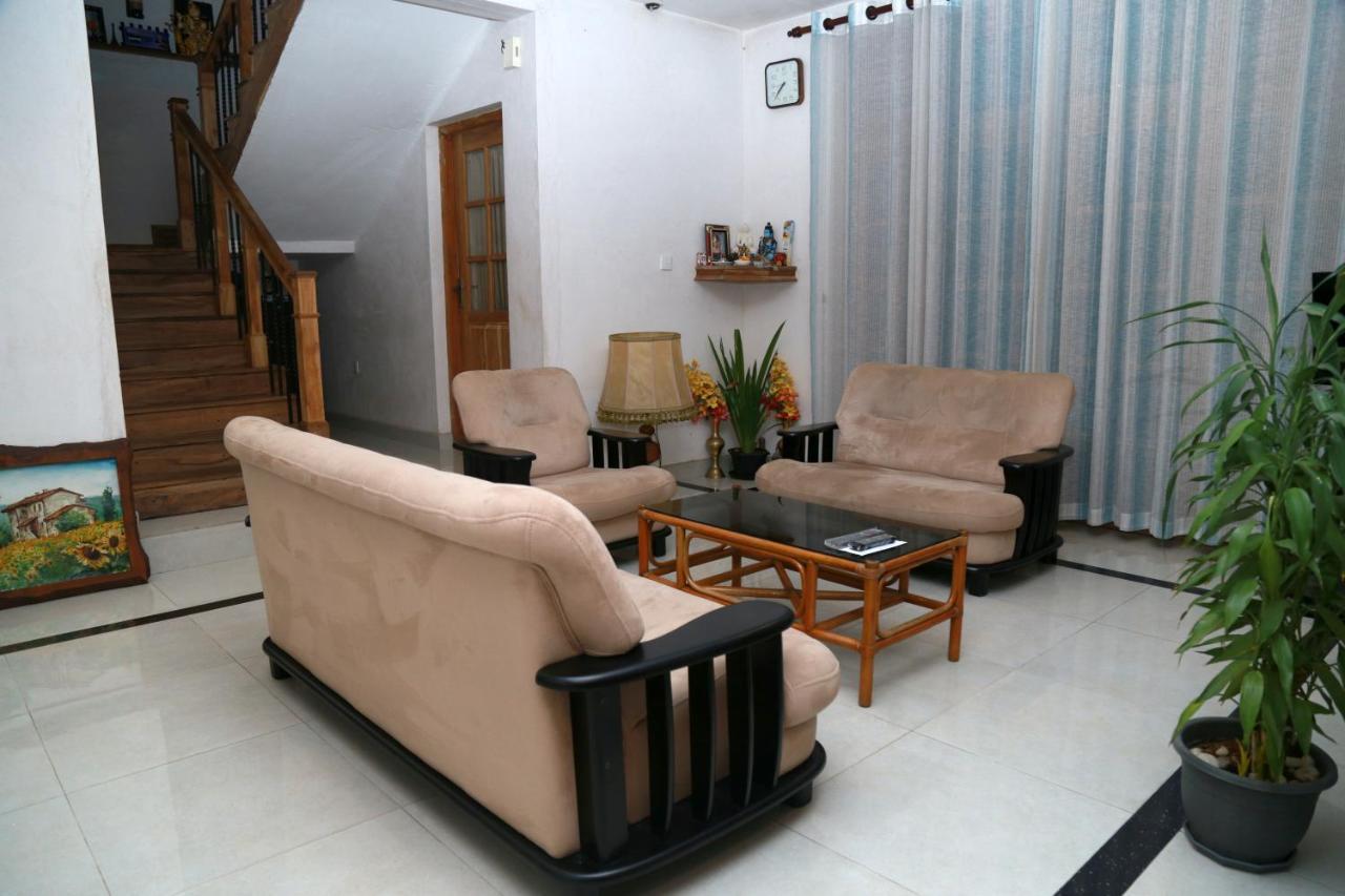 Chathu Holiday Home Kandy Buitenkant foto